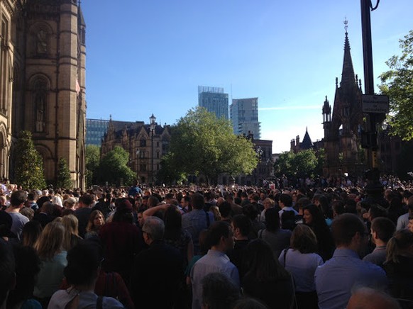 Menschen an einer Gedenkveranstaltung am Albert Square in Manchester nach dem Anschlag auf ein Konzert von Ariane Grande.