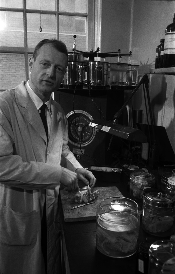 Dr. Thomas Harvey (1912 - 2007) is the pathologist who conducted the autopsy on Einstein at Princeton Hospital in 1955. On the day that Einstein dies, Dr. Harvey is at the hospital, dissecting a brain ...