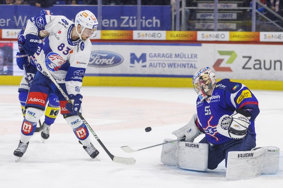 ZSC Lions Stuermer Juho Lammikko gegen EHC Kloten Torhueter Juha Metsola waehrend dem Eishockey-Meisterschaftsspiel der National League zwischen dem EHC Kloten und den ZSC Lions am Freitag, 27. Januar ...