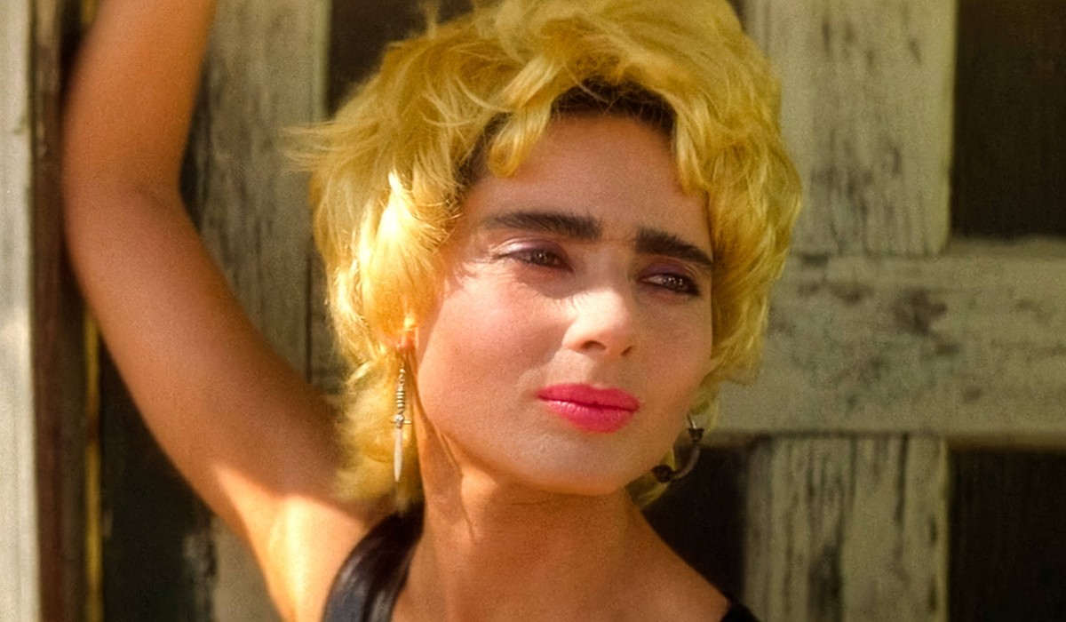 Isabella Rossellini USA. Isabella Rossellini in a scene from the CThe Samuel Goldwyn Company film: Wild at Heart 1990. Plot: Young lovers Sailor and Lula run from the variety of weirdos that Lula s mo ...