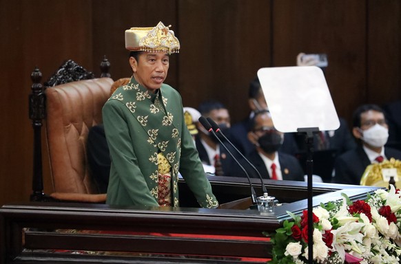 epa10123709 President Joko Widodo wearing traditional Bangka Belitung&#039;s outfit gives speech in front of parliament members during his annual speech in front of members of the parliament, ahead of ...