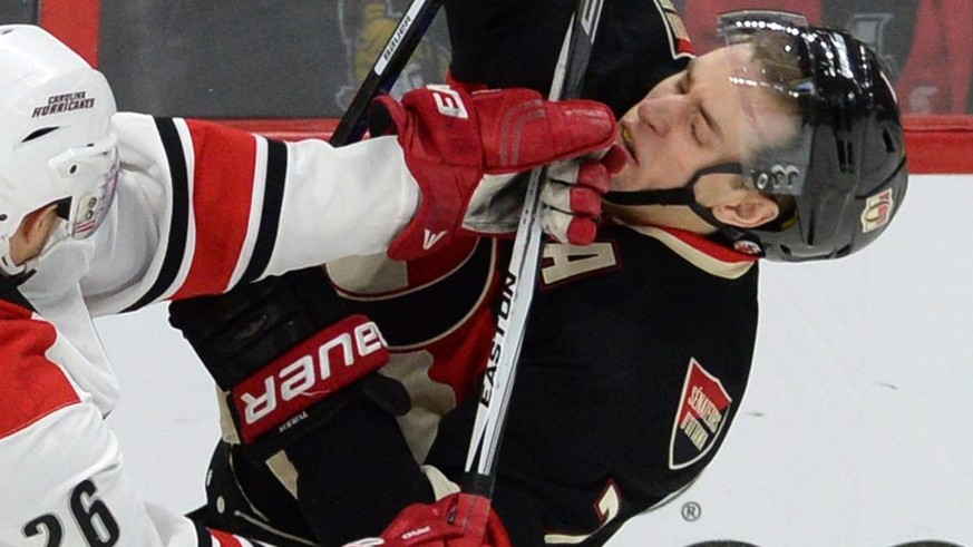 Symbolisch für Kanadas NHL-Teams: Ottawas Kyle Turris kassiert einen Hit.&nbsp;<br data-editable="remove">