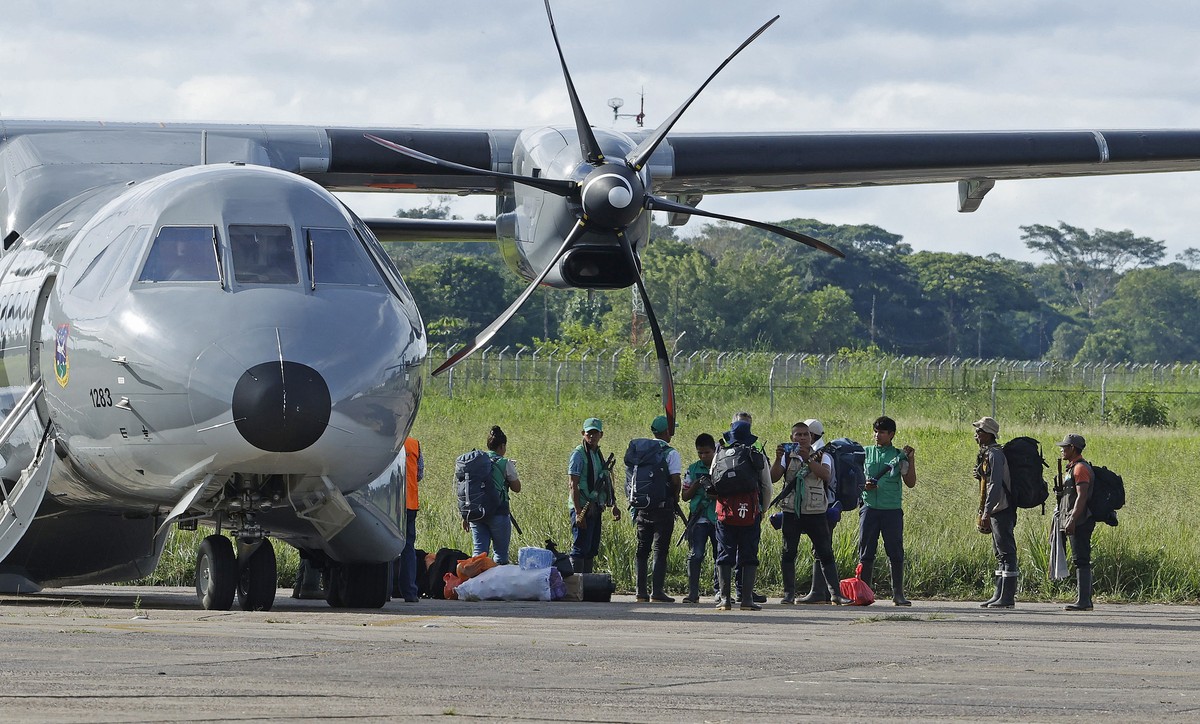 epa10645060 Indigenous people (18 from the Murui and Siona ethnic group, and 7 Coreguajes from Caqueta department) arrive at the San Jose del Guaviare airport to join other indigenous search groups wh ...