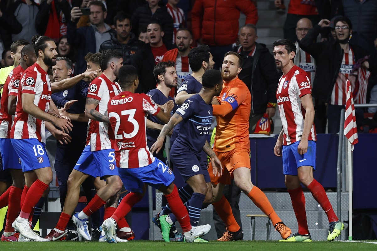 epa09888779 Atletico Madrid's and Manchester City's players scuffle during the UEFA Champions League quarter final second leg soccer match between Atletico Madrid and Manchester City at Wand ...