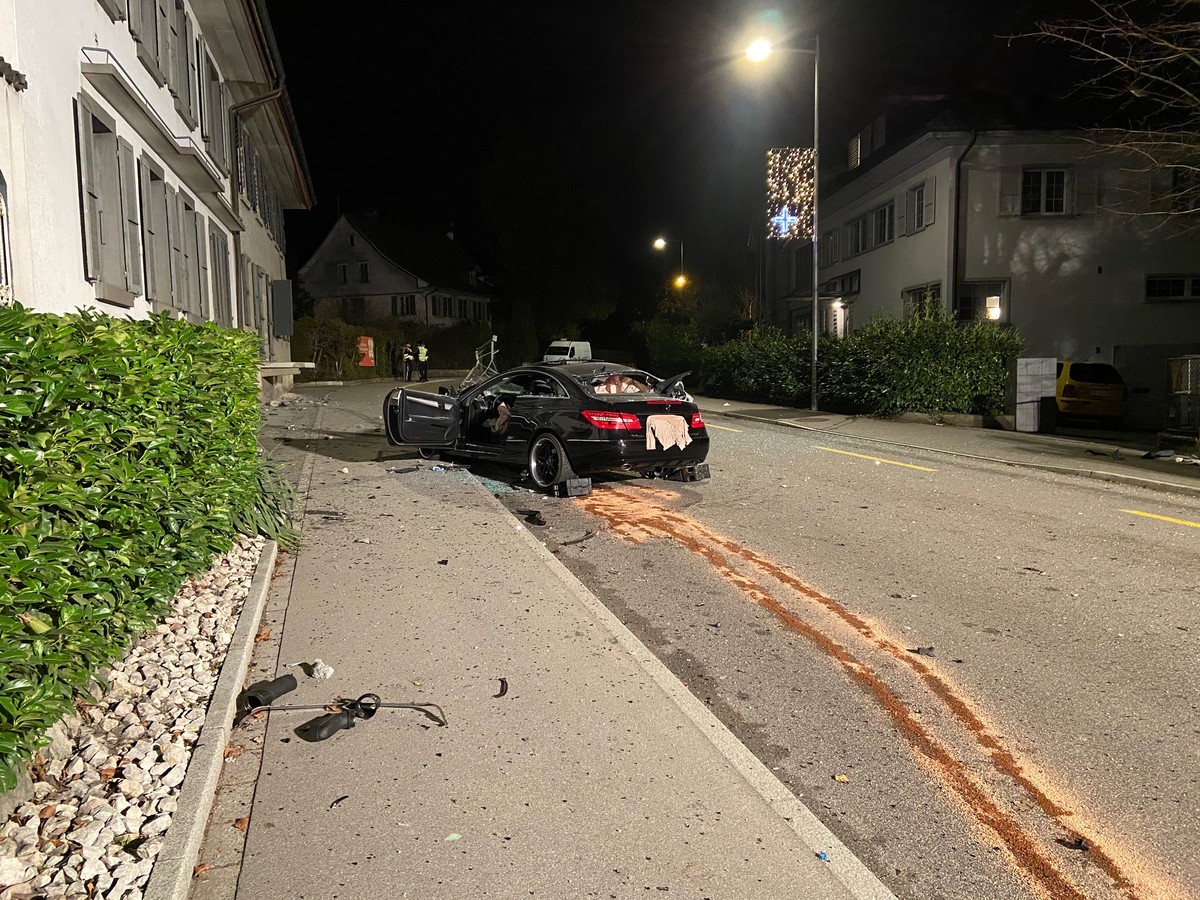 Das zerstörte Wrack des Mercedes an der Unfallstelle.