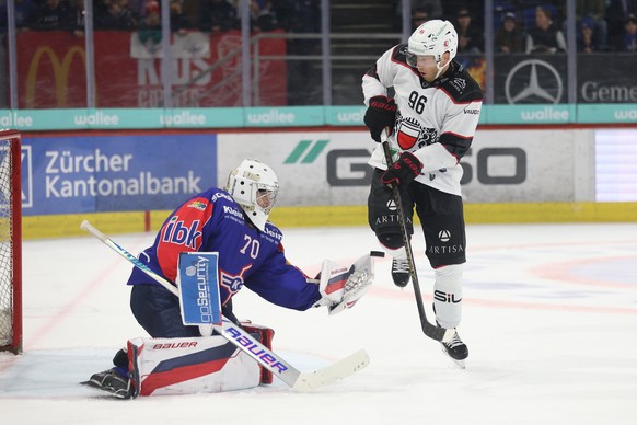 Drake Caggiula (LHC), rechts, vor Torwart Ewan Huet (Kloten) waehrend dem Qualifikationsspiel der Eishockey-Meisterschaft der National League zwischen den Teams EHC Kloten und dem Lausanne HC am Samst ...