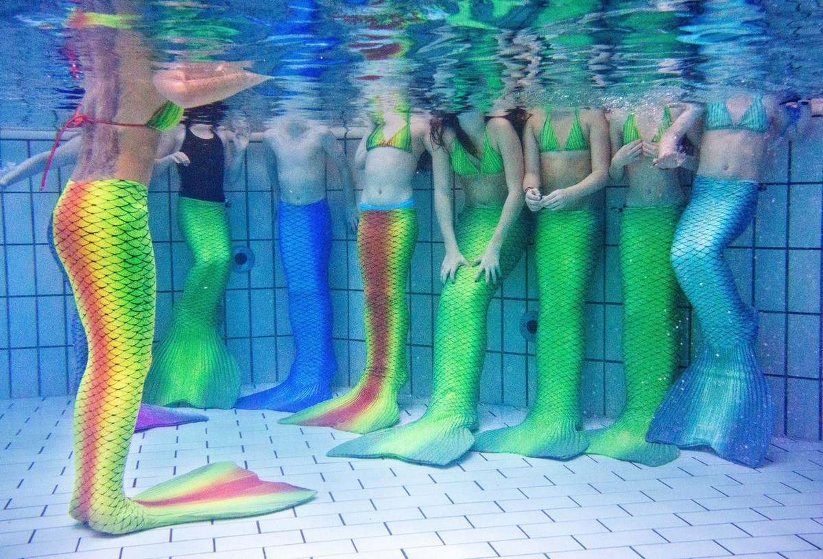 epa04639952 A picture made available 27 February 2015 of underwater model and diving instructor Katrin Felton (L) teaching mermaiding in Hildesheim, Germany, 21 February 2015. Felton aka Mermaid Kat t ...