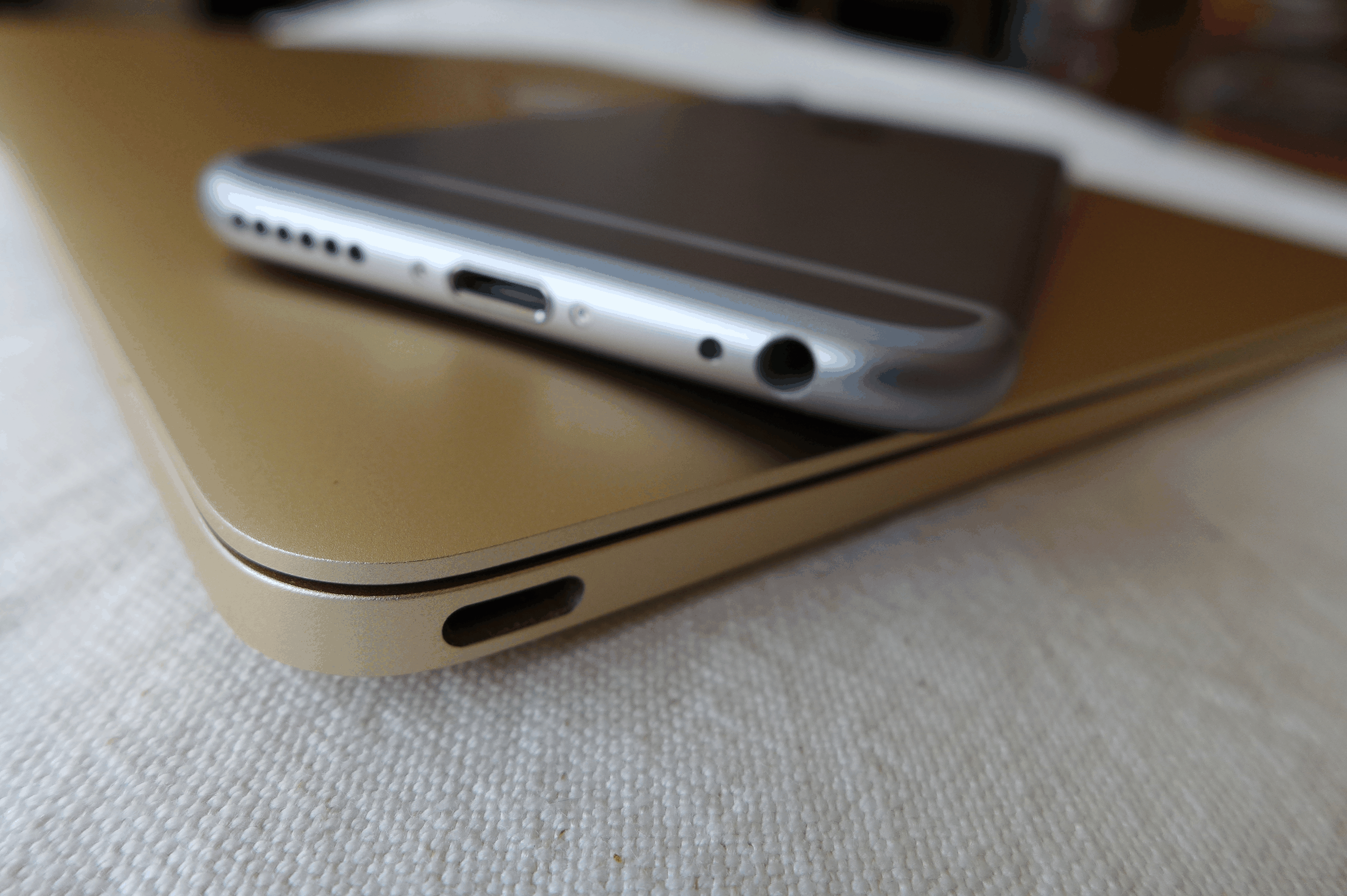 Passen gut zusammen: das iPhone 6 und «das neue Macbook».