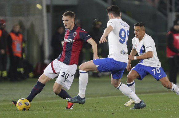 Bologna&#039;s Michel Aebischer, left, and Inter&#039;s Alessandro Bastoni battle for the ball during the Serie A soccer match between Bologna and Inter FC at Renato Dall&#039;Ara Stadium, Bologna, It ...
