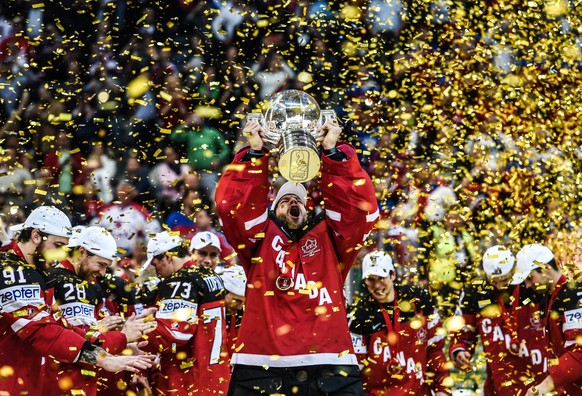 JAHRESRUECKBLICK 2015 - SPORT - Canadas Mike Smith celebrate with the trophy after Canada team win in the Ice Hockey World Championship 2015 final match between the Canada and Russia at O2 Arena in Pr ...