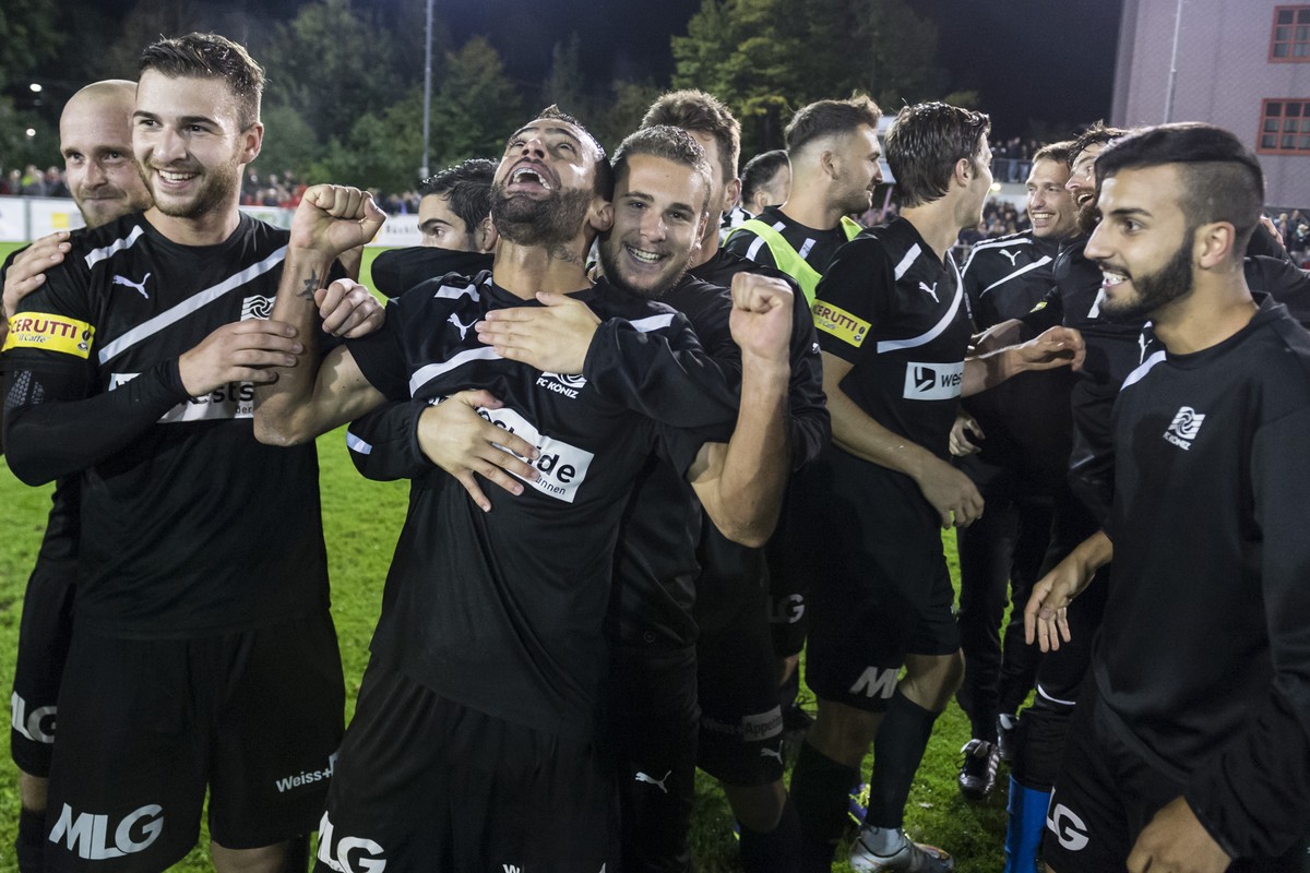 Die Koenizer Spieler jubeln nach ihrem 3:1 Sieg im 1/16 Final Fussball Cup Spiel zwischen dem FC Koeniz und dem Grasshopper Club Zuerich, am Freitag, 18. September 2015, auf dem Sportplatz Liebefeld H ...