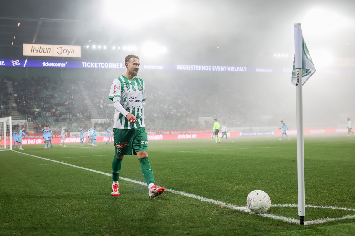 Lukas Daschner (SG) schreitet zum Eckball waehrend dem Meisterschaftsspiel der Super League zwischen dem FC St. Gallen und dem FC Lugano am Mittwoch, 5. Februar 2025, im Stadion Kybunpark in St. Galle ...