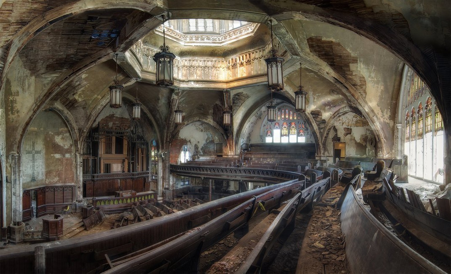Die Presbyterianische Kirche an der Woodward Avenue in Detroit wurde 1911 fertiggestellt. Während sie 1921 noch über 2200 Mitglieder zählte, waren es 70 Jahre später knapp mehr als 200. Als im Jahr 20 ...