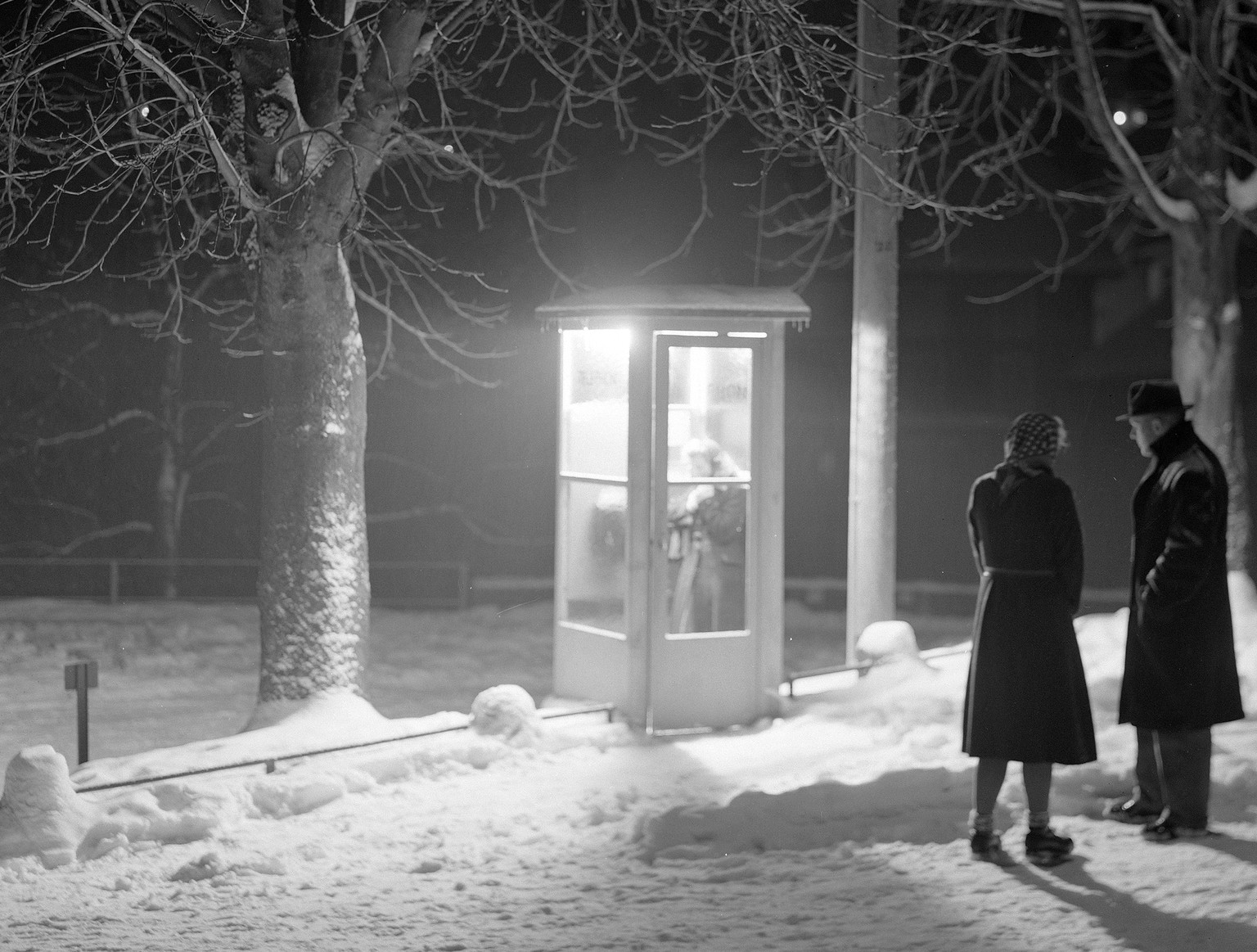 Schutz vor Wind, Wetter und Schnee: Eisen-Glas-Telefonkabine beim Landvogteischloss Baden. Werbeaufnahme, vermutlich aus den 1950er-Jahren.