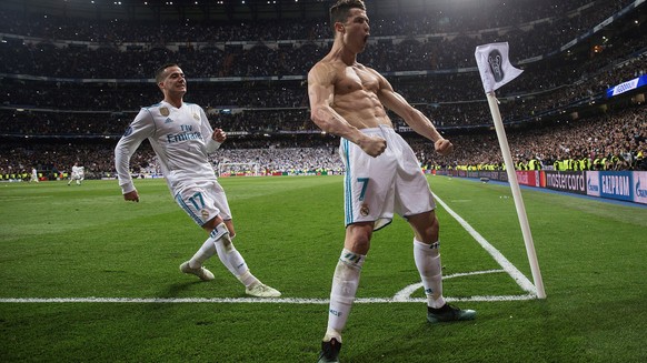 epa06662446 Real Madrid&#039;s Cristiano Ronaldo (R) celebrates next to Lucas Vazquez (L) after scoring the 1-3 during the UEFA Champions League quarter final, second leg soccer match between Real Mad ...