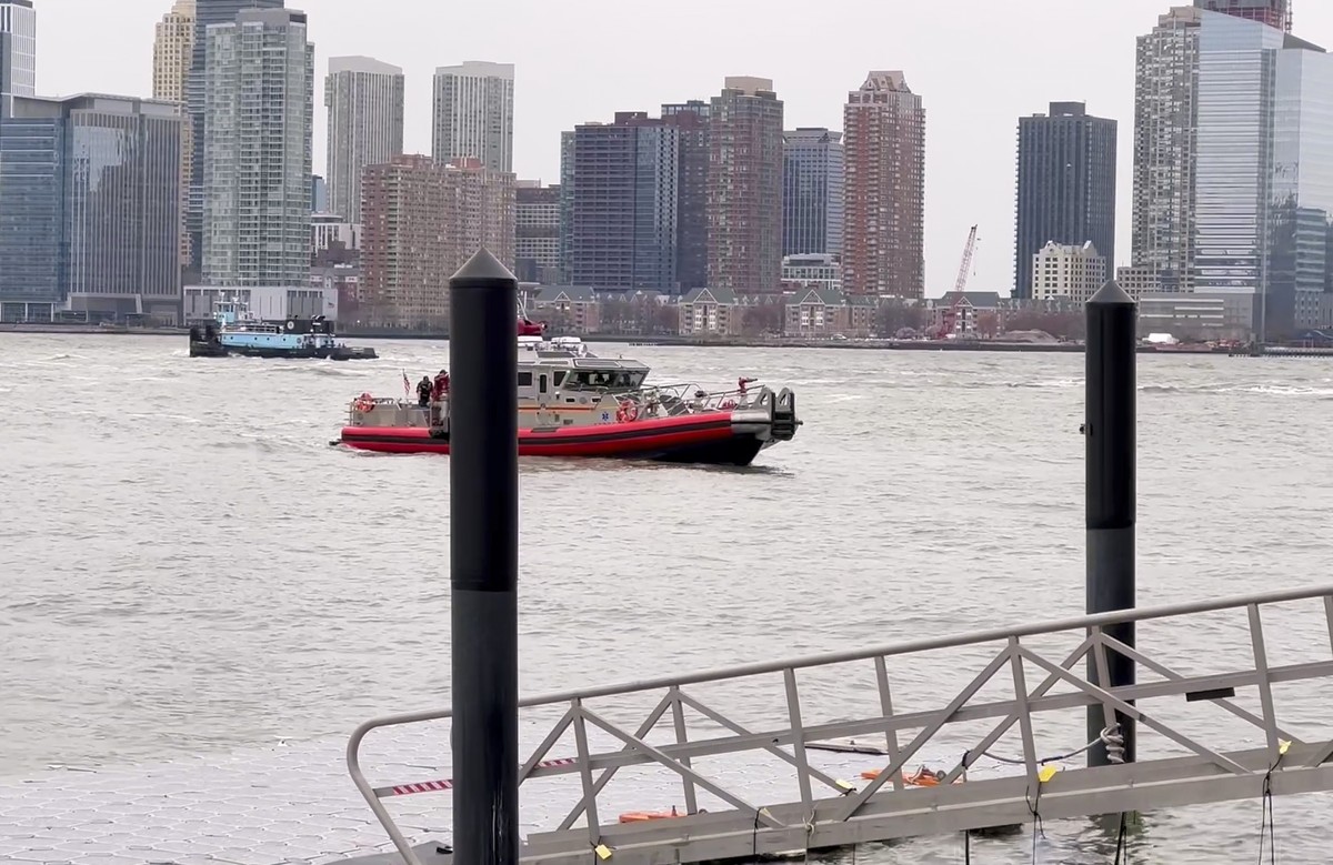 A New York Fire Department Marine 1 boat departs from Pier 40, Thursday, April 10, 2025, in New York, across from where a helicopter went down in the Hudson River in Jersey City, N.J. (AP Photo/Jennif ...