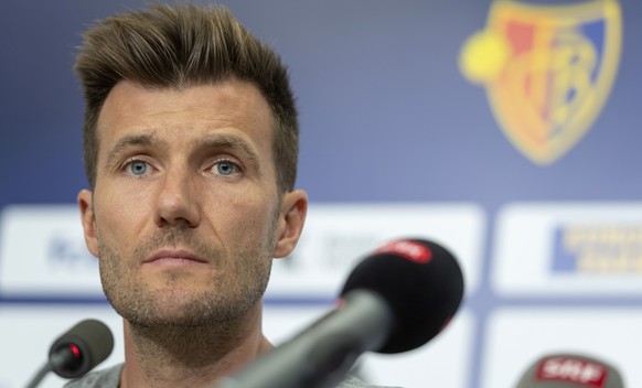 ARCHIVBILD ZUR MELDUNG, DASS DER FC BASEL SICH VON TRAINER WICKY TRENNT --- FCB-Cheftrainer Raphael Wicky bei der Saisonvorschau-Medienkonferenz des FC Basel Stadion St. Jakob in Basel, am Mittwoch, 1 ...