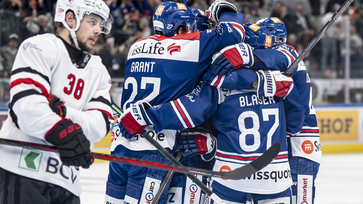 Derek Grant (ZSC), Yannick Blaser (ZSC) und Mikko Lehtonen (ZSC), von links, bejubeln den Treffer zum 1:0 vor Lukas Frick (LHC), links, im vierten Playoff Finalspiel der Eishockey National League zwis ...