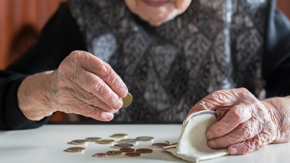 Altersarmut. Wenig Geld im Alter. Arm und alt.