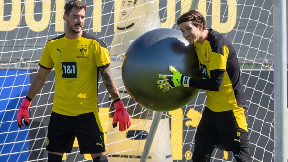 Torwart Roman BUERKI li., Bürki, DO und Torwart Marvin HITZ DO trainieren mit einem grossen Ball, Fussball 1. Bundesliga, Training, Borussia Dortmund DO am 06.08.2020 in Dortmund/ Deutschland. *** Goa ...