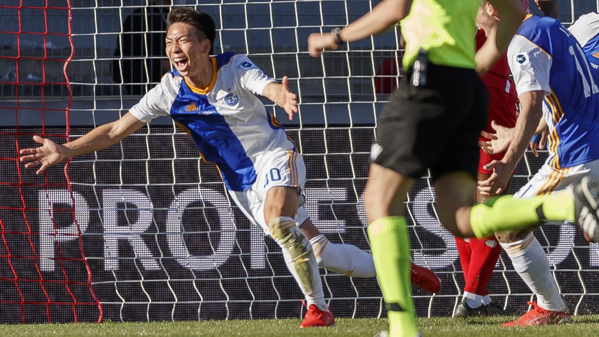 La joie du joueur zuerichois Hoyao Kawabe, gauche qui marque et des joueurs du Grasshopper Club Zuerich, lors de la rencontre du championnat de football de Super League entre le FC Sion et le Grasshop ...