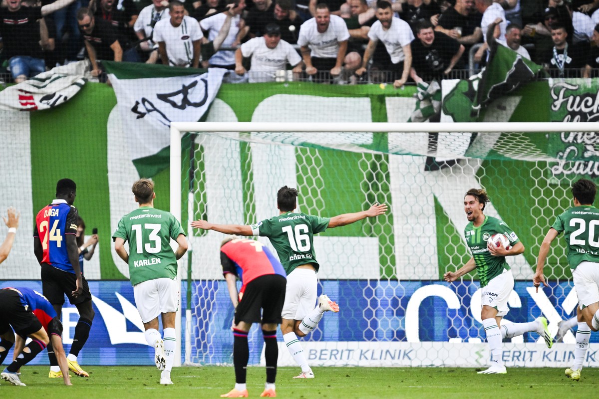 St. Gallens Lukas Goertler, Mitte, bejubelt sein 2-1 im Fussball Super League Spiel zwischen dem FC St. Gallen und dem FC Basel, am Samstag, 22. Juli 2023, im Kybunpark in St. Gallen. (KEYSTONE/Gian E ...