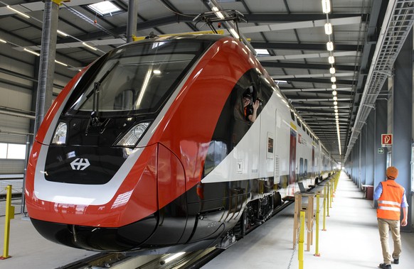 Un ouvrier de Bombardier marche a cote du nouveau train lors de la premiere presentation du nouveau train a deux etages de Bombardier pour les CFF ce lundi 8 juin 2015 a Villeneuve. (KEYSTONE/Jean-Chr ...