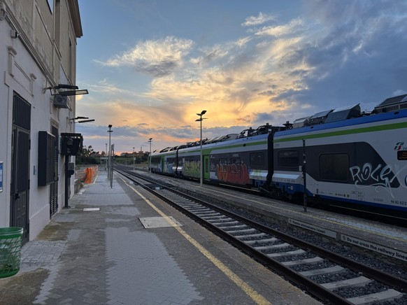 Abendstimmung in Pozzallo am Bahnhof.