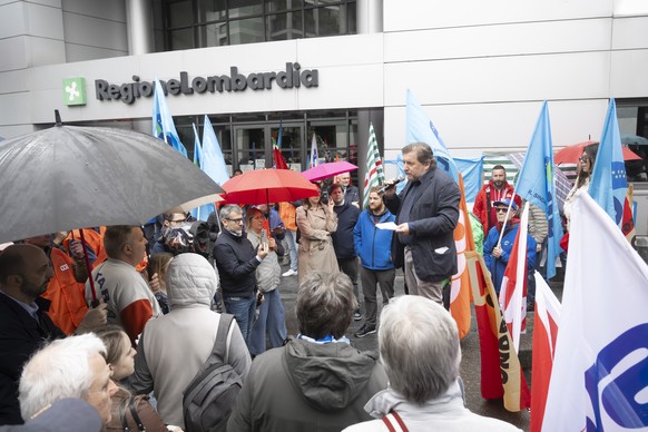 Giuseppe Augurusa, Leiter der Frontalieri CGIL Confederazione Generale Italiana dei Lavoratori spricht waehrend Grenzgaenger an der ersten internationalen Demonstration von italienischen Grenzgaengern ...