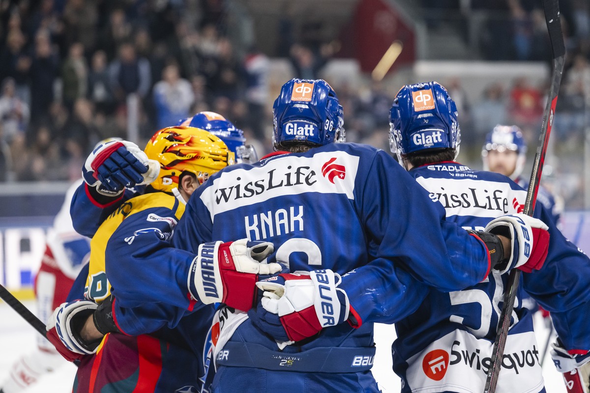 Simon Knak (ZSC), feiert sein 2:0 Tor mit seinen Teamkollegen, im Spiel der Eishockey National League zwischen den ZSC Lions und dem SC Rapperswil-Jona Lakers, am Freitag, 16. Oktober 2026 in der Swis ...