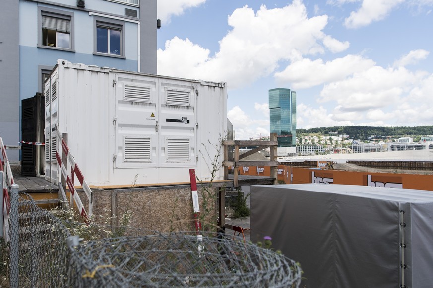 Ein ausgebrannter Container des Elektrizitaetswerk Zuerichs auf dem Baustellengelaende des neuen Polizei- und Justizzentrums (PJZ), am Montag, 3. Juli 2017, in Zuerich. (KEYSTONE/Ennio Leanza)