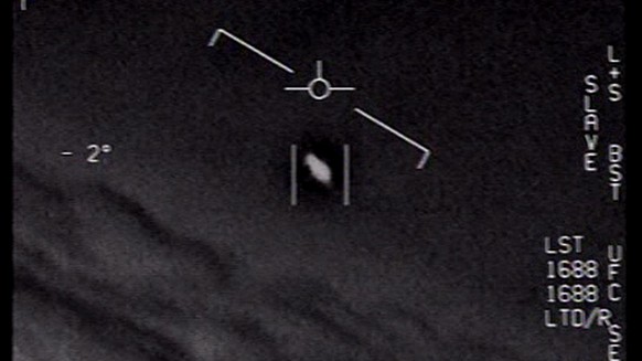 Ein Screenshot aus einem Video, das vom US-Verteidigungsministerium veröffentlicht wurde. Es zeigt eine Begegnung zwischen einer Navy F/A-18 Super Horner und einem unbekannten Objekt.