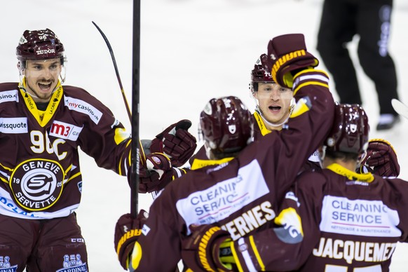 Les joueurs genevois laissent eclater leur joie, lors du deuxieme match des Playoffs 1/4 de final du championnat suisse de hockey sur glace de National League LNA , entre le Geneve Servette HC et le H ...