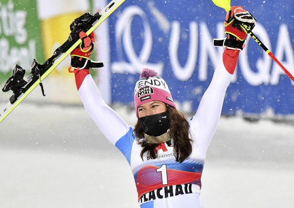 ABD0246_20210112 - FLACHAU - �STERREICH: Wendy Holdener (SUI/3. Platz) am Dienstag, 12. J�nner 2021, anl. der Slalom der Damen-Siegerehrung in Flachau. - FOTO: APA/BARBARA GINDL