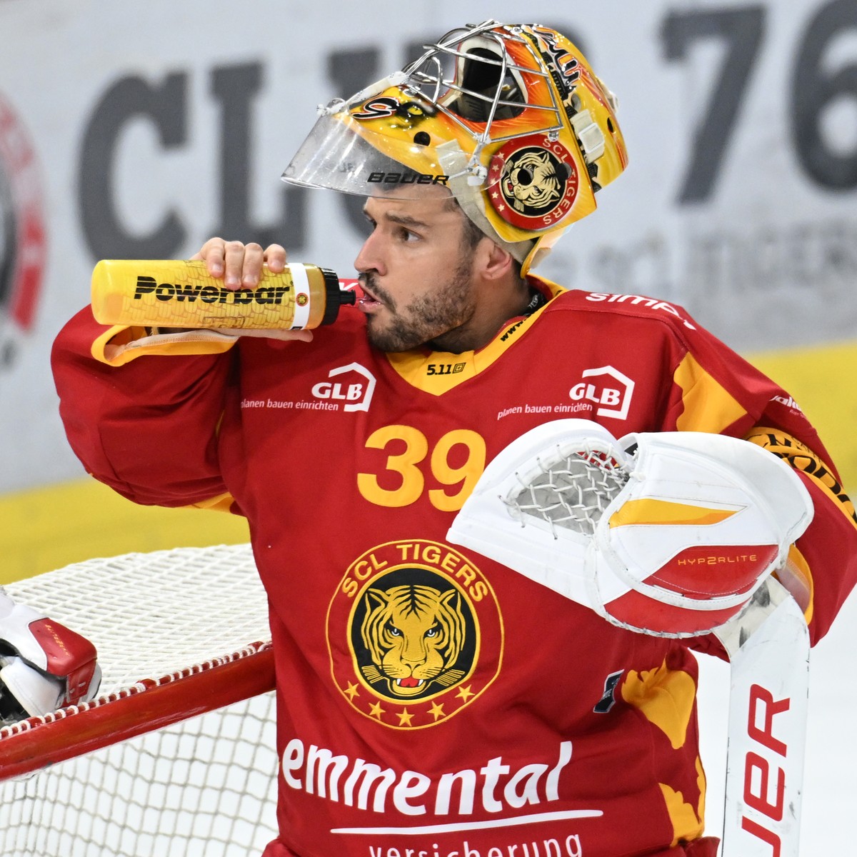 Tigers Goalie Luca Boltshauser, beim Eishockey-Qualifikationsspiel der National League, zwischen den SCL Tigers und den SC Rapperswil-Jona Lakers, am Freitag 15. November 2024, in der Emmental Versich ...