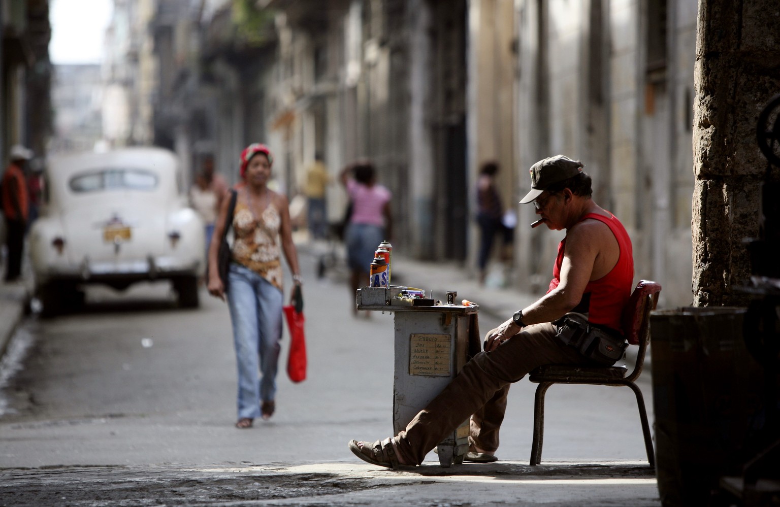 Die USA und Kuba haben einen ersten Schritt auf dem Weg zur Auflösung des Embargos gemacht – Strassenszene in Havanna.