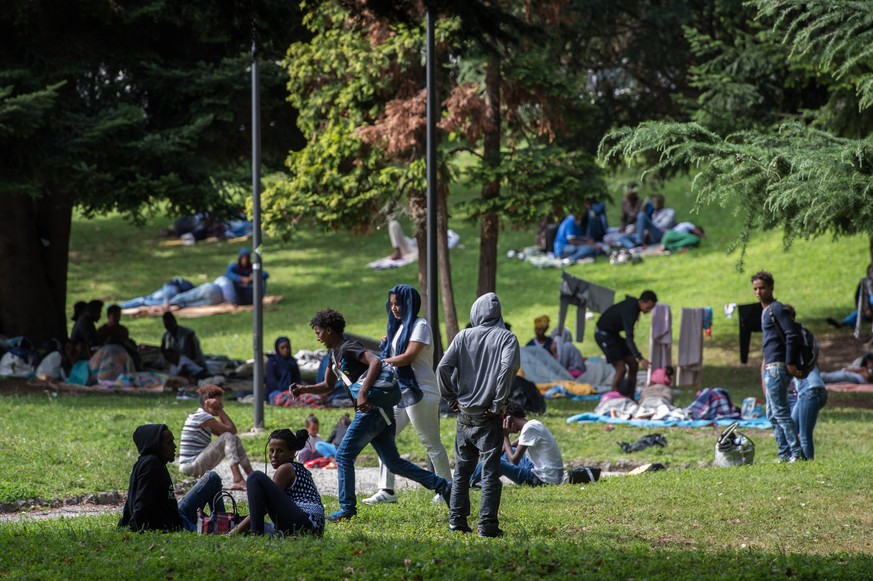 JAHRESRUECKBLICK 2016 - NATIONAL - Fluechtlinge aus Eritrea haben sich in einem Park wenige hundert Meter vom Bahnhof von Como niedergelassen und warten auf eine Weiterreise in die Schweiz, am Diensta ...