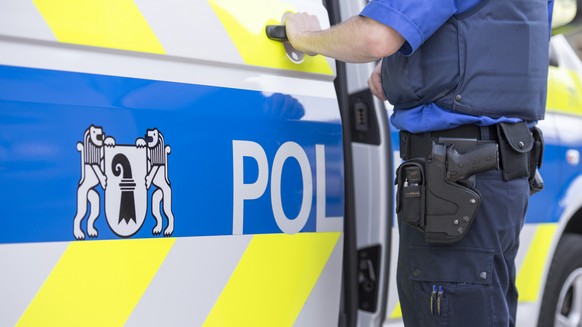 A policeman stands in front of a police car of the cantonal police Basel-Stadt, on July 14, 2015, in Basel, Switzerland. (KEYSTONE/Georgios Kefalas)

Ein Polizist steht vor einem Dienstfahrzeug der Ka ...