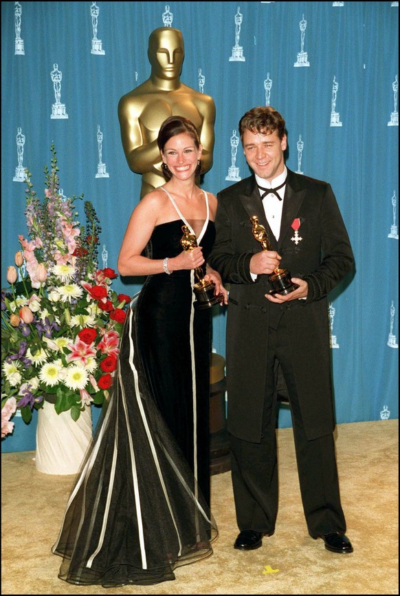 JULIA ROBERTS ET RUSSELL CROWE - CEREMONIE DES OSCARS 2001 A LOS ANGELES Julia Roberts best actress and Russell Crowe best actor at 73rd annual Academy Awards Los Angeles Etats-Unis *** JULIA ROBERTS  ...