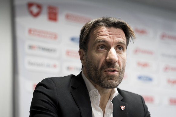 Lars Weibel, Director Sport Swiss Ice Hockey Federation, spricht an der Medienkonferenz der Swiss Ice Hockey Federation (SIHF) am Mittwoch, 3. Dezember 2025 im Hotel Allegra Lodge in Kloten. (KEYSTONE ...