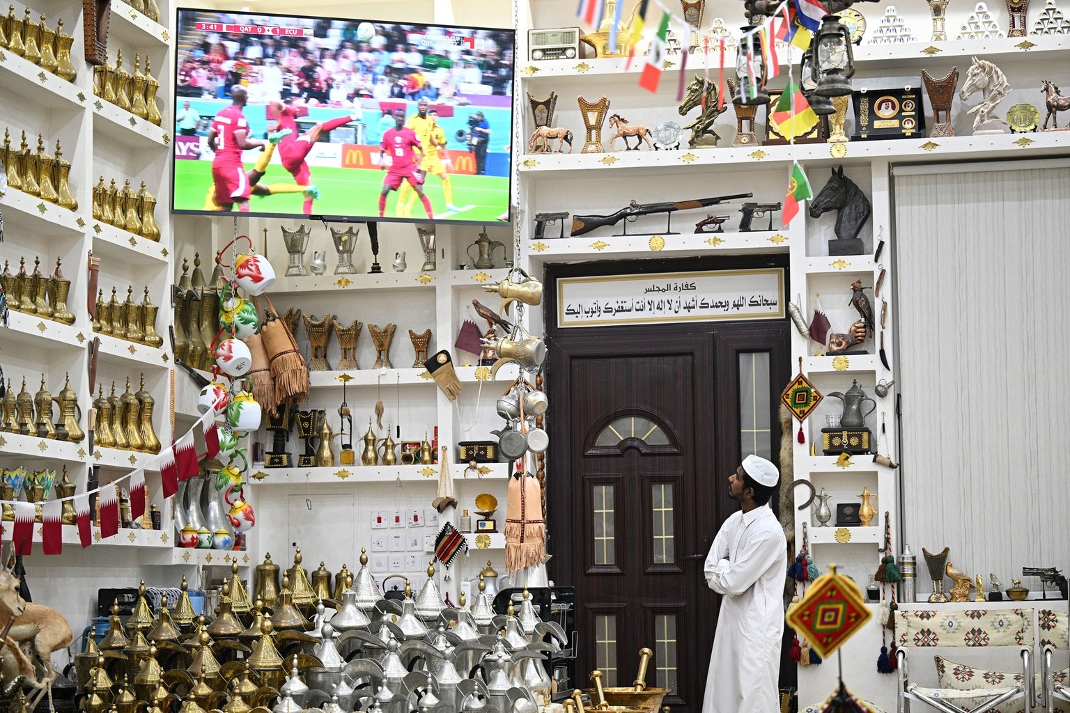 Eine katarische Familie sieht sich am 20. November 2022 in Doha, Katar, das Eröffnungsspiel der FIFA- Fussball-Weltmeisterschaft an.