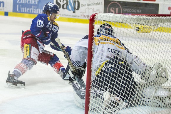 EHC Kloten Stuermer Steve Kellenberger scheitert im Penaltyschiesen an HC Ambri-Piotta Torhueter Benjamin Conz waehrend dem Eishockey-Meisterschaftsspiel der National League zwischen dem EHC Kloten un ...