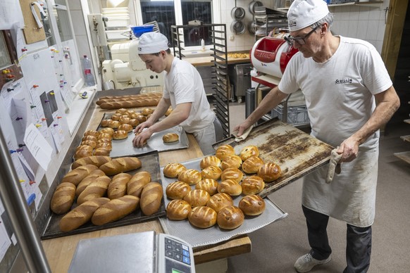 Brotteig wird nach altem Rezept und traditioneller Ruhezeit verarbeitet und anschliessend im Ofen gebacken, in der traditionsreichen Baeckerei Schillig von Christian Schillig in Buerglen im Kanton Uri ...