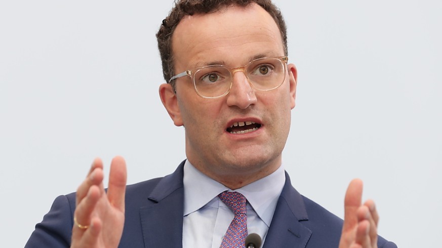 Der deutsche Gesundheitsminister Jens Spahn begr