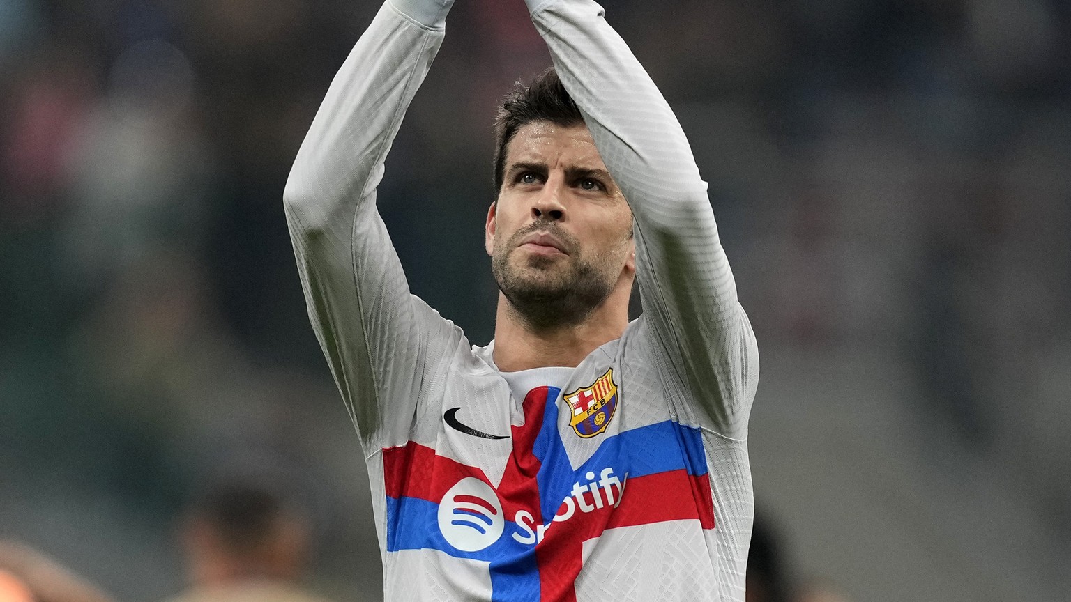 Barcelona&#039;s Gerard Pique applauds to supporters at the end of the Champions League group C soccer match between Inter Milan and Barcelona at the San Siro stadium in Milan, Italy, Tuesday, Oct. 4, ...