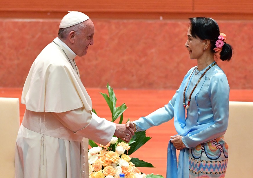 Papast Franziskus und die burmesische Aussenministerin Aung San Suu Kyi.&nbsp;&nbsp;