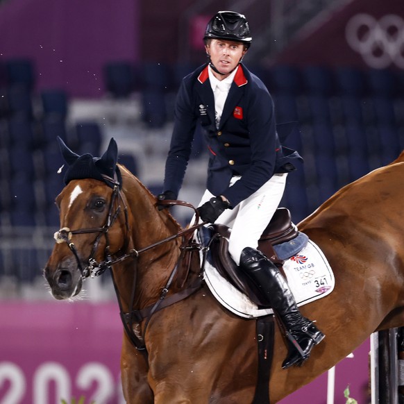 epa09394555 Ben Maher of great Britain on Explosion W competes in the Jumping Individual Jump-Off Final during the Equestrian events of the Tokyo 2020 Olympic Games at the Baji Koen Equestrian Park in ...