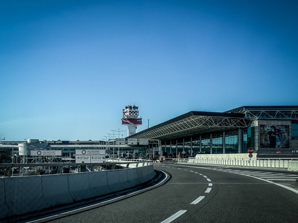 Flughafen Rom Fiumicino, Leonardo da Vinci Airport, Abflug, Tower, Italien, internationaler Flughafen, Ankunftshalle, Terminal, Transportoptionen, Taxi, Shuttlebus, Passagiere, Flugverbindungen, Flugg ...