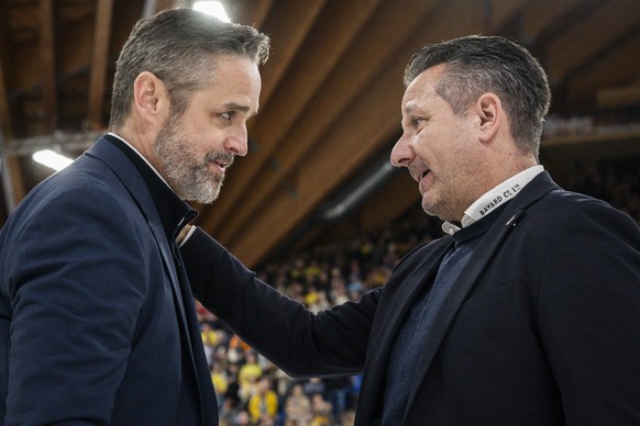 Head Coach Josh Holden (HCD), links, und Head Coach Marco Bayer (ZSC) nach dem fuenften Eishockey Playoff Halbfinalspiel der National League zwischen HC Davos (HCD) und ZSC Lions (ZSC), am Sonntag, 12 ...