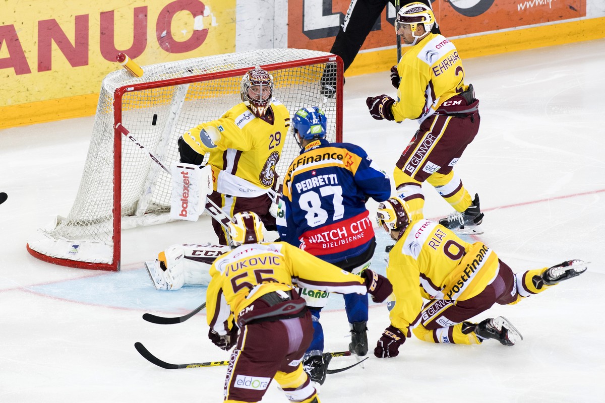 Biels Stuermer Marco Pedretti erzielt das dritte Tor gegen Servettes Torhueter Robert Mayer, beim Eishockey Meisterschaftsspiel der NLA zwischen dem EHC Biel und Genf Servette HC, am Dienstag, 20. Sep ...